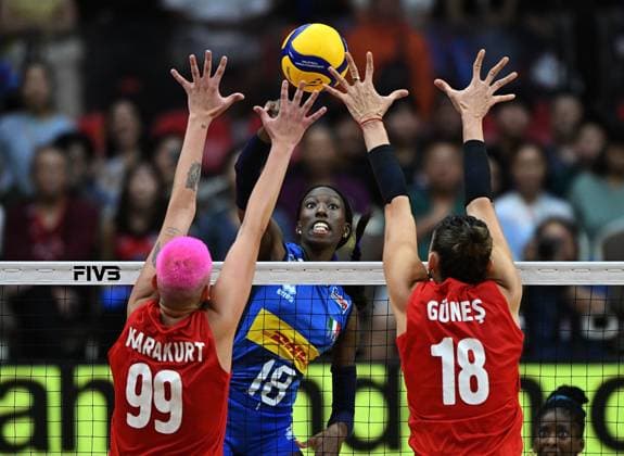 (250908) -- BANGKOK, Sept. 8, 2025 -- Paola Ogechi Egonu (C) of Italy spikes the ball during the final match between T¨¹rkiye and Italy at the Volleyball Women s World Championship, WM, Weltmeisterschaft in Bangkok, Thailand, Sept. 7, 2025. ) (SP)THAILAND-BANGKOK-VOLLEYBALL-WOMEN S WORLD CHAMPIONSHIP-FINAL HouxZhaokang 