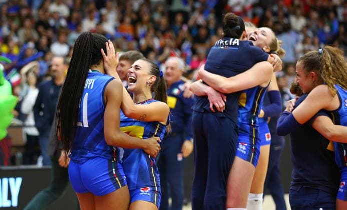 (250908) -- BANGKOK, Sept. 8, 2025 -- Players of Italy celebrate winning the final match between T¨¹rkiye and Italy at the Volleyball Women s World Championship, WM, Weltmeisterschaft in Bangkok, Thailand, Sept. 7, 2025. ) (SP)THAILAND-BANGKOK-VOLLEYBALL-WOMEN S WORLD CHAMPIONSHIP-FINAL SunxWeitong 