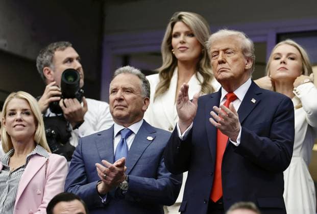 Tennis: U.S. Open U.S. President Donald Trump (front row, R) applauds during a ceremony held after the U.S. Open tennis men s singles final, won by Carlos Alcaraz of Spain, in New York on Sept. 7, 2025.  A14AA0004832181P