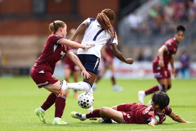 Tottenham Hotspur v West Ham United 07 September 2025, London - Women s Super League - Tottenham Hotspur v West Ham United - L-R Oona Siren of West Ham United, Jessica Naz of Tottenham Hotspur and Riko Ueki of West Ham United - Photo: Jacques Feeney Offside. London UK Copyright: xJacquesxFeeneyx xOffsidexOffside
