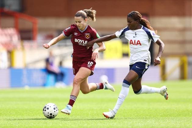 Tottenham Hotspur v West Ham United 07 September 2025, London - Women s Super League - Tottenham Hotspur v West Ham United - Anouk Denton of West Ham United and Jessica Naz of Tottenham Hotspur - Photo: Jacques Feeney Offside. London UK Copyright: xJacquesxFeeneyx xOffsidexOffside