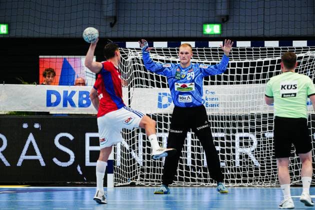 7 Meter Wurf Tor Nicolaj Joergensen (Handball Verein Hamburg, 11), David Spaeth (Rhein-Neckar Loewen, 29) GER, Handball Sport Verein Hamburg vs. Rhein-Neckar Loewen, Handball, 1. Bundesliga, Spieltag 3, Saison 2025 2026, 07.09.2025 GER, Handball Sport Verein Hamburg vs. Rhein-Neckar Loewen, Handball, 1. Bundesliga, Spieltag 3, Saison 2025 2026, 07.09.2025 Hamburg Copyright: xEibner-Pressefoto MarcelxvonxFehrnx EP_MFN