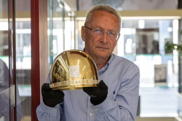 Jeweller Pavel Lejhanec presents this year s Golden Helmet international speedway race trophy in Pardubice, Czech Republic, September 8, 2025. (CTKxPhoto JosefxVostarek) CTKPhotoP2025090803764  CTKPhotoP2025090803764