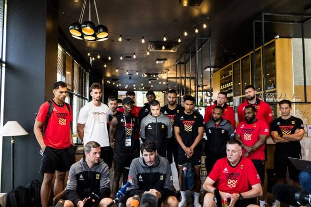 FIBA EuroBasket 2025: Medienrunde Deutschland; 08.09.2025 Die Mannschaft steht gesammelt hinter Alan Ibrahimagic (Co-Trainer Deutschland) und Alex Mumbru (Bundestrainer Deutschland), die ihr Statement zur aktuellen Situation geben vl Oscar Da Silva (Deutschland, 1), Franz Wagner (Deutschland, 9), Andreas Obst (Deutschland, 42), Dennis Schröder (Deutschland, 17), Tristan Da Silva (Deutschland, 5), Isaac Bonga (Deutschland, 0), Johannes Thiemann (Deutschland, 32), Maodo Lo (Deutschland, 4), Daniel Theis (Deutschland, 10), Leon Kratzer (Deutschland, 34) FIBA EuroBasket 2025: Medienrunde Deutschland, Riga, Hotel Park Inn by Radison Valdemara am 08.09.2025 *** FIBA EuroBasket 2025 Media Round Germany 08 09 2025 The team stands collected behind Alan Ibrahimagic Co Coach Germany and Alex Mumbru National Coach Germany , who give their statement on the current situation vl Oscar Da Silva Germany, 1 , Franz Wagner Germany, 9 , Andreas Obst Germany, 42 , Dennis Schröder Germany, 17 , Tristan Da Silva Germany, 5 , Isaac Bonga Germany, 0 , Johannes Thiemann Germany, 32 , Maodo Lo Germany, 4 , Daniel Theis Germany, 10 , Leon Kratzer Germany, 34 FIBA EuroBasket 2025 Media Round Germany, Riga, Hotel Park Inn by Radison Valdemara on 08 09 2025 Copyright: xBEAUTIFULxSPORTS Wunderlx