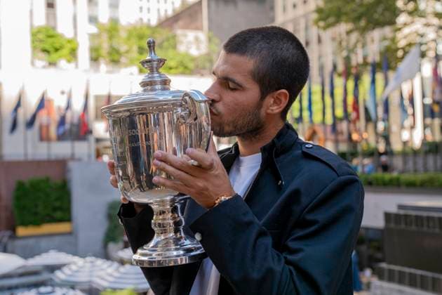 Spanish tennis player Carlos Alcaraz kisses the trophy that accredits him as champion of the 2025 US Open at Rockefeller Center in New York, USA 08 September 2025. Alcaraz has surpassed $53 million (approximately Ä45 million) in prize money after adding the $5 million he pocketed for his victory on Sunday at the US Open. Alcaraz surpasses $53 million in prize money with his five US Open titles !ACHTUNG: NUR REDAKTIONELLE NUTZUNG!  Copyright: xAngelxColmenaresx AME7445 20250908-55017861759_1