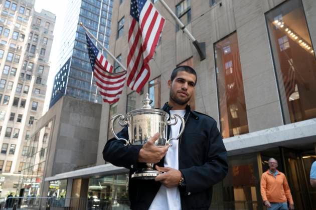 Spanish tennis player Carlos Alcaraz poses with the trophy that accredits him as champion of the 2025 US Open at Rockefeller Center in New York, USA 08 September 2025. Alcaraz has surpassed $53 million (approximately Ä45 million) in prize money after adding the $5 million he pocketed for his victory on Sunday at the US Open. Alcaraz surpasses $53 million in prize money with his five US Open titles !ACHTUNG: NUR REDAKTIONELLE NUTZUNG!  Copyright: xAngelxColmenaresx AME7438 20250908-55017861768_1
