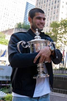 Spanish tennis player Carlos Alcaraz poses with the trophy that accredits him as champion of the 2025 US Open at Rockefeller Center in New York, USA 08 September 2025. Alcaraz has surpassed $53 million (approximately Ä45 million) in prize money after adding the $5 million he pocketed for his victory on Sunday at the US Open. Alcaraz surpasses $53 million in prize money with his five US Open titles !ACHTUNG: NUR REDAKTIONELLE NUTZUNG!  Copyright: xAngelxColmenaresx AME7441 20250908-55017861789_1