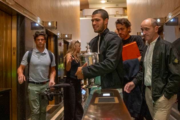 Spanish tennis player Carlos Alcaraz (C) walks with the trophy that certifies him as the 2025 US Open champion at Rockefeller Center in New York City, USA 08 September 2025. With the US Open trophy in his hands and reinstated as world number one two years later, Carlos Alcaraz explained in an interview with EFE that his immediate goal is to complete the Grand Slam. I have Australia in my sights, said the Spanish tennis player. Alcaraz: I have Australia in my sights !ACHTUNG: NUR REDAKTIONELLE NUTZUNG!  Copyright: xAngelxColmenaresx AME7439 20250908-55017861817_1