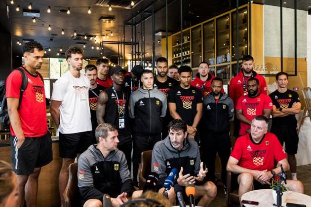 FIBA EuroBasket 2025: Medienrunde Deutschland; 08.09.2025 Die Mannschaft steht gesammelt hinter Alan Ibrahimagic (Co-Trainer Deutschland) und Alex Mumbru (Bundestrainer Deutschland), die ihr Statement zur aktuellen Situation geben. vl Oscar Da Silva (Deutschland, 1), Franz Wagner (Deutschland, 9), Andreas Obst (Deutschland, 42), Dennis Schröder (Deutschland, 17), Tristan Da Silva (Deutschland, 5), Isaac Bonga (Deutschland, 0), Johannes Thiemann (Deutschland, 32), Justus Hollatz (Deutschland, 21), Maodo Lo (Deutschland, 4), Daniel Theis (Deutschland, 10), Leon Kratzer (Deutschland, 34) FIBA EuroBasket 2025: Medienrunde Deutschland, Riga, Hotel Park Inn by Radison Valdemara am 08.09.2025 Copyright: xBEAUTIFULxSPORTS Wunderlx