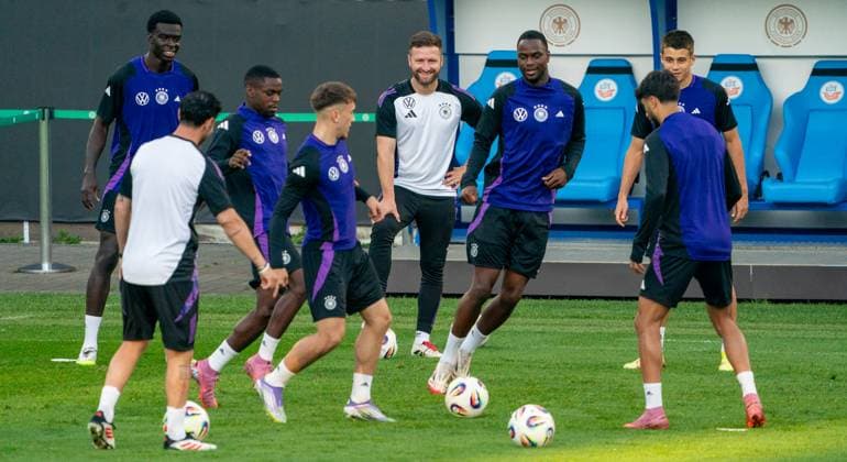 8.9.2025, Fußball, Herren, Europameisterschafts-Qualifikation, EM-Qualifikation, 1. Spieltag, Deutschland - Lettland, Pressekonferenz und Abschlusstraining, Die Fußballer der deutschen U21, U 21 Fußballnationalmannschaft beim Abschlusstraining. Shkodran Mustafi (Co-Trainer, Mitte). Rostock Ostseestadion Mecklenburg-Vorpommern Deutschland *** 8 9 2025, Football, Men, European Championship Qualification, European Championship Qualification, 1 Matchday, Germany Latvia, Press conference and final training, The footballers of the German U21 national soccer team at the final training session Shkodran Mustafi Co Coach, Center Rostock Ostseestadion Mecklenburg Vorpommern Germany