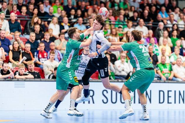 v.l. Ian Weber (GWD Minden, 13), Lasse Moeller (SG Flensburg-Handewitt, 64), Tom Bergner (GWD Minden, 28) GER, GWD Minden vs. SG Flensburg-Handewitt, Handball, 1. Bundesliga, 3. Spieltag, Spielzeit 2025 2026, 08.09.2025 GER, GWD Minden vs. SG Flensburg-Handewitt, Handball, 1. Bundesliga, 3. Spieltag, Spielzeit 2025 2026, 08.09.2025 Luebbecke Copyright: xEibner-Pressefoto JanxRollingerx EP_JSK
