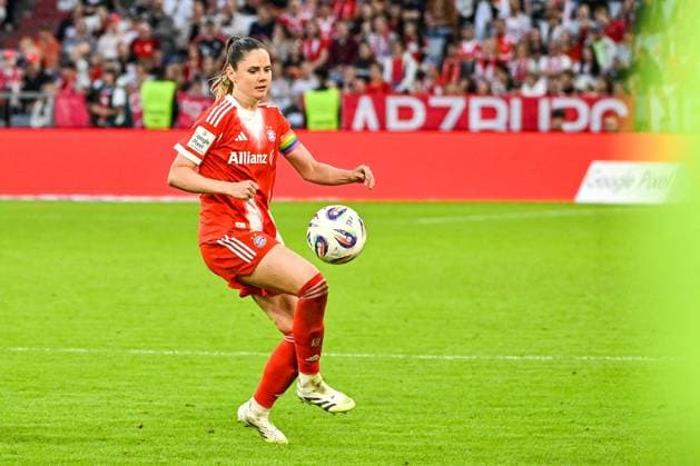 GER, FFBL, FC Bayern München vs Bayer 04 Leverkusen 06.09.2025, Allianz-Arena, München, GER, FFBL, FC Bayern München vs Bayer 04 Leverkusen, im Bild Sarah Zadrazil (Bayern Muenchen, 25)