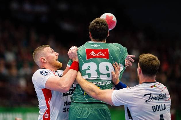 08.09.2025 - Handball, 2025 2026, 1. Bundesliga, 3. Spieltag, GWD Minden - SG Flensburg-Handewitt: (L-R) Blaz Blagotinsek (Flensburg), Malte Donker (Minden), Johannes Golla (Flensburg)