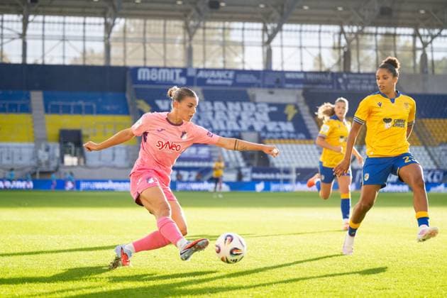 Selina Cerci (TSG Hoffenheim, 29) im Zweikampf mit Josephine Bonsu (Carl Zeiss Jena, 23), GER, TSG 1899 Hoffenheim vs FC Carl Zeiss Jena, Fussball Google Pixel Frauen Bundesliga, 1. Spieltag, Saison 2025 2026, 08.09.2025 DFB regulations prohibit any use of photographs as image sequences and or quasi-video GER, TSG 1899 Hoffenheim vs FC Carl Zeiss Jena, Fussball Google Pixel Frauen Bundesliga, 1. Spieltag, Saison 2025 2026, 08.09.2025 Jena Copyright: xEibner-Pressefoto Memmlerx EP_MMR
