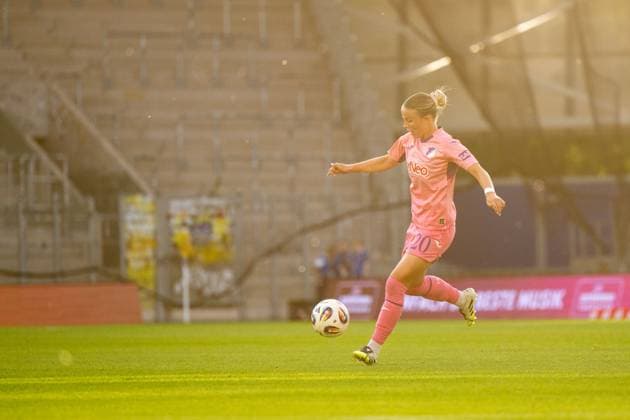 Laura Gloning (TSG Hoffenheim, 20) am Ball, GER, TSG 1899 Hoffenheim vs FC Carl Zeiss Jena, Fussball Google Pixel Frauen Bundesliga, 1. Spieltag, Saison 2025 2026, 08.09.2025 DFB regulations prohibit any use of photographs as image sequences and or quasi-video GER, TSG 1899 Hoffenheim vs FC Carl Zeiss Jena, Fussball Google Pixel Frauen Bundesliga, 1. Spieltag, Saison 2025 2026, 08.09.2025 Jena Copyright: xEibner-Pressefoto Memmlerx EP_MMR