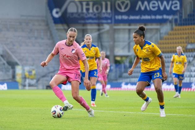 Feli Delacauw (TSG Hoffenheim, 24) im Zweikampf mit Josephine Bonsu (Carl Zeiss Jena, 23), GER, TSG 1899 Hoffenheim vs FC Carl Zeiss Jena, Fussball Google Pixel Frauen Bundesliga, 1. Spieltag, Saison 2025 2026, 08.09.2025 DFB regulations prohibit any use of photographs as image sequences and or quasi-video GER, TSG 1899 Hoffenheim vs FC Carl Zeiss Jena, Fussball Google Pixel Frauen Bundesliga, 1. Spieltag, Saison 2025 2026, 08.09.2025 Jena Copyright: xEibner-Pressefoto Memmlerx EP_MMR
