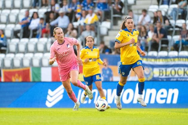 Feli Delacauw (TSG Hoffenheim, 24) im Zweikampf mit Merza Julevic (Carl Zeiss Jena, 10), GER, TSG 1899 Hoffenheim vs FC Carl Zeiss Jena, Fussball Google Pixel Frauen Bundesliga, 1. Spieltag, Saison 2025 2026, 08.09.2025 DFB regulations prohibit any use of photographs as image sequences and or quasi-video GER, TSG 1899 Hoffenheim vs FC Carl Zeiss Jena, Fussball Google Pixel Frauen Bundesliga, 1. Spieltag, Saison 2025 2026, 08.09.2025 Jena Copyright: xEibner-Pressefoto Memmlerx EP_MMR