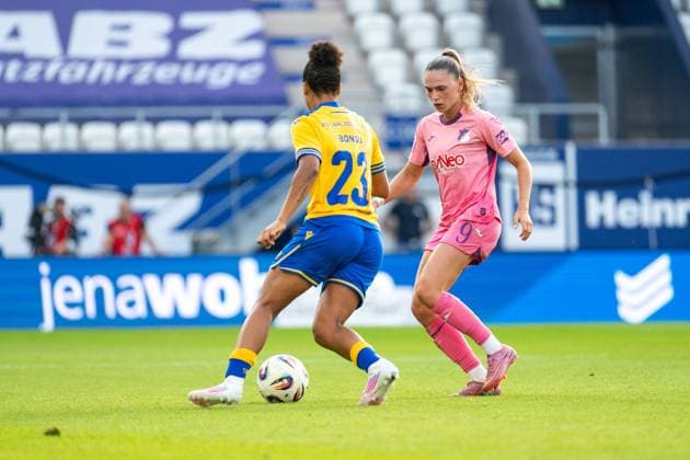 Jill Janssens (TSG Hoffenheim, 09) im Zweikampf mit Josephine Bonsu (Carl Zeiss Jena, 23), GER, TSG 1899 Hoffenheim vs FC Carl Zeiss Jena, Fussball Google Pixel Frauen Bundesliga, 1. Spieltag, Saison 2025 2026, 08.09.2025 DFB regulations prohibit any use of photographs as image sequences and or quasi-video GER, TSG 1899 Hoffenheim vs FC Carl Zeiss Jena, Fussball Google Pixel Frauen Bundesliga, 1. Spieltag, Saison 2025 2026, 08.09.2025 Jena Copyright: xEibner-Pressefoto Memmlerx EP_MMR