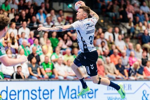 Emil Jakobsen (SG Flensburg-Handewitt, 31) im Torwurf GER, GWD Minden vs. SG Flensburg-Handewitt, Handball, 1. Bundesliga, 3. Spieltag, Spielzeit 2025 2026, 08.09.2025 GER, GWD Minden vs. SG Flensburg-Handewitt, Handball, 1. Bundesliga, 3. Spieltag, Spielzeit 2025 2026, 08.09.2025 Luebbecke Copyright: xEibner-Pressefoto JanxRollingerx EP_JSK