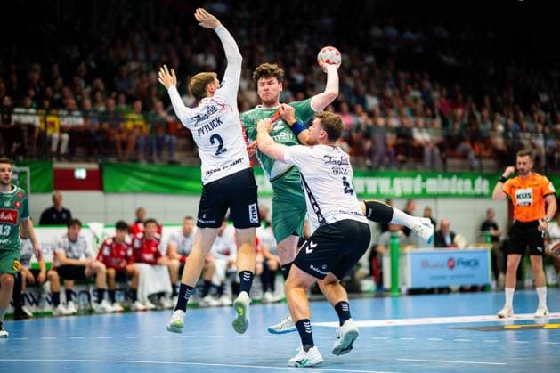08.09.2025 - Handball, 2025 2026, 1. Bundesliga, 3. Spieltag, GWD Minden - SG Flensburg-Handewitt: (L-R) Simon Pytlick (Flensburg), Philipp Vorlicek (Minden), Johannes Golla (Flensburg)