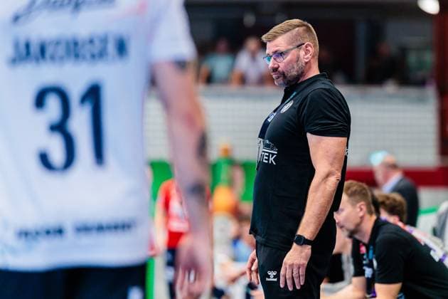 Aaron Ziercke (GWD Minden, Trainer) ist enttaeuscht unzufrieden GER, GWD Minden vs. SG Flensburg-Handewitt, Handball, 1. Bundesliga, 3. Spieltag, Spielzeit 2025 2026, 08.09.2025 GER, GWD Minden vs. SG Flensburg-Handewitt, Handball, 1. Bundesliga, 3. Spieltag, Spielzeit 2025 2026, 08.09.2025 Luebbecke Copyright: xEibner-Pressefoto JanxRollingerx EP_JSK