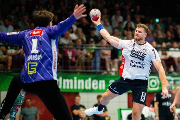 08.09.2025 - Handball, 2025 2026, 1. Bundesliga, 3. Spieltag, GWD Minden - SG Flensburg-Handewitt: (L-R) Malte Semisch (Minden), Johannes Golla (Flensburg)