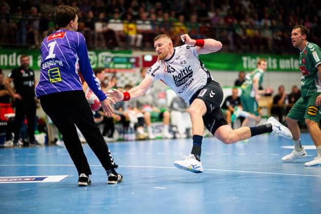 08.09.2025 - Handball, 2025 2026, 1. Bundesliga, 3. Spieltag, GWD Minden - SG Flensburg-Handewitt: (L-R) Malte Semisch (Minden), Blaz Blagotinsek (Flensburg)