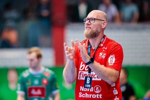 Ales Pajovic (SG Flensburg-Handewitt, Trainer) jubelt freut sich GER, GWD Minden vs. SG Flensburg-Handewitt, Handball, 1. Bundesliga, 3. Spieltag, Spielzeit 2025 2026, 08.09.2025 GER, GWD Minden vs. SG Flensburg-Handewitt, Handball, 1. Bundesliga, 3. Spieltag, Spielzeit 2025 2026, 08.09.2025 Luebbecke Copyright: xEibner-Pressefoto JanxRollingerx EP_JSK