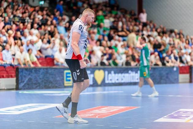 Blaz Blagotinsek (SG Flensburg-Handewitt, 43) jubelt freut sich nach 27:40 Sieg GER, GWD Minden vs. SG Flensburg-Handewitt, Handball, 1. Bundesliga, 3. Spieltag, Spielzeit 2025 2026, 08.09.2025 GER, GWD Minden vs. SG Flensburg-Handewitt, Handball, 1. Bundesliga, 3. Spieltag, Spielzeit 2025 2026, 08.09.2025 Luebbecke Copyright: xEibner-Pressefoto JanxRollingerx EP_JSK