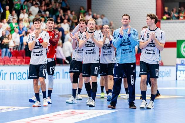 Die Mannschaft von SG Flensburg-Handewitt jubelt freut sich nach 27:40 Sieg GER, GWD Minden vs. SG Flensburg-Handewitt, Handball, 1. Bundesliga, 3. Spieltag, Spielzeit 2025 2026, 08.09.2025 GER, GWD Minden vs. SG Flensburg-Handewitt, Handball, 1. Bundesliga, 3. Spieltag, Spielzeit 2025 2026, 08.09.2025 Luebbecke Copyright: xEibner-Pressefoto JanxRollingerx EP_JSK