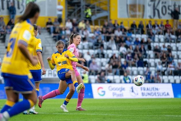 Melissa Koessler (TSG Hoffenheim, 25) im Zweikampf, GER, TSG 1899 Hoffenheim vs FC Carl Zeiss Jena, Fussball Google Pixel Frauen Bundesliga, 1. Spieltag, Saison 2025 2026, 08.09.2025 DFB regulations prohibit any use of photographs as image sequences and or quasi-video GER, TSG 1899 Hoffenheim vs FC Carl Zeiss Jena, Fussball Google Pixel Frauen Bundesliga, 1. Spieltag, Saison 2025 2026, 08.09.2025 Jena Copyright: xEibner-Pressefoto Memmlerx EP_MMR