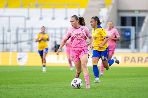 Selina Cerci (TSG Hoffenheim, 29) am Ball, dahinter Nelly Juckel (Carl Zeiss Jena, 31), GER, TSG 1899 Hoffenheim vs FC Carl Zeiss Jena, Fussball Google Pixel Frauen Bundesliga, 1. Spieltag, Saison 2025 2026, 08.09.2025 DFB regulations prohibit any use of photographs as image sequences and or quasi-video GER, TSG 1899 Hoffenheim vs FC Carl Zeiss Jena, Fussball Google Pixel Frauen Bundesliga, 1. Spieltag, Saison 2025 2026, 08.09.2025 Jena Copyright: xEibner-Pressefoto Memmlerx EP_MMR