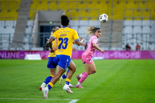 Janna Grimm (TSG Hoffenheim, 26) am Ball, davor Josephine Bonsu (Carl Zeiss Jena, 23), GER, TSG 1899 Hoffenheim vs FC Carl Zeiss Jena, Fussball Google Pixel Frauen Bundesliga, 1. Spieltag, Saison 2025 2026, 08.09.2025 DFB regulations prohibit any use of photographs as image sequences and or quasi-video GER, TSG 1899 Hoffenheim vs FC Carl Zeiss Jena, Fussball Google Pixel Frauen Bundesliga, 1. Spieltag, Saison 2025 2026, 08.09.2025 Jena Copyright: xEibner-Pressefoto Memmlerx EP_MMR