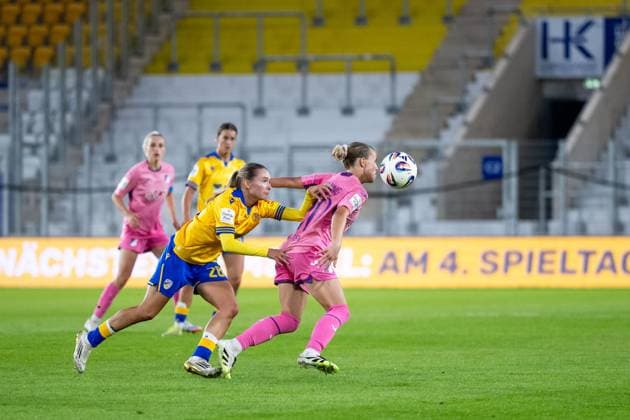 Laura Gloning (TSG Hoffenheim, 20) im Zweikampf mit Emily Reske (Carl Zeiss Jena, 28), GER, TSG 1899 Hoffenheim vs FC Carl Zeiss Jena, Fussball Google Pixel Frauen Bundesliga, 1. Spieltag, Saison 2025 2026, 08.09.2025 DFB regulations prohibit any use of photographs as image sequences and or quasi-video GER, TSG 1899 Hoffenheim vs FC Carl Zeiss Jena, Fussball Google Pixel Frauen Bundesliga, 1. Spieltag, Saison 2025 2026, 08.09.2025 Jena Copyright: xEibner-Pressefoto Memmlerx EP_MMR