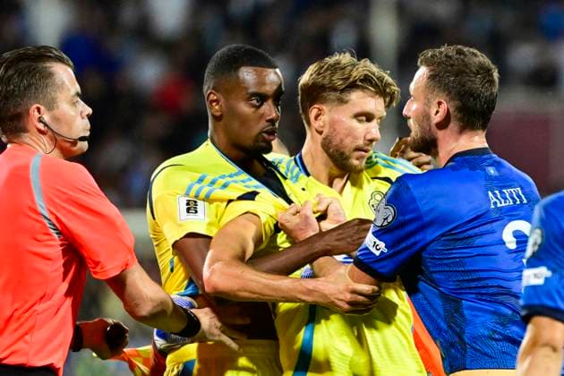 PRISTINA, KOSOVO 20250908 Sveriges Alexander Isak och Anton SalÃ tros tjafsar med Kosovos Fidan Aliti under mandagens VM-kvalmatch i grupp B mellan Kosovo och Sverige pa Fadil Vokrri stadion i Pristina. *** Bilden ingar i SPORTPAKET. För övriga BETALBILD *** PRISTINA KOSOVO x10030x *** PRISTINA, KOSOVO 20250908 Swedens Alexander Isak and Anton SalÃ tros argue with Kosovos Fidan Aliti during Mondays World Cup Group B qualifying match between Kosovo and Sweden at the Fadil Vokrri stadium in Pristina Picture in SPORT PACKAGE For others PAY PICTURE PRISTINA KOSOVO x10030x  Copyright: xJonasxEkströmer TTx VM-KVAL KOSOVO-SVERIGE
