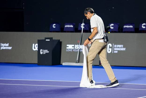 WTA, Tennis Damen GUADALAJARA 250 OPEN WTA GUADALAJARA 250 OPEN SAKKARI VS JACQUEMONT 08092025 GUADALAJARA, JALISCO. Action photo of the crew trying to dry the court, after a heavy rain during the Maria Sakkari versus Elsa Jacquemont game, in day 1 of the WTA Guadalajara 250 Open, held at the Centro Panamericano de Tenis of Guadalajara, Jalisco, Mexico. Foto de accion del personal tratando de secar la cancha, luego de la fuerte lluvia durante el juego entre Maria Sakkari y Elsa Jacquemont, en el dia 1 del WTA Guadalajara 250 Open, celebrado en el Centro Panamericano de Tenis de Guadalajara, Jalisco Mexico. PHOTO BY IMAGENSHOP AGENCIA FOTOGRAFICA GUADALAJARA JALISCO MEXICO Copyright: xIMAGENSHOPxAGENCIAxFOTOGRAFICAx