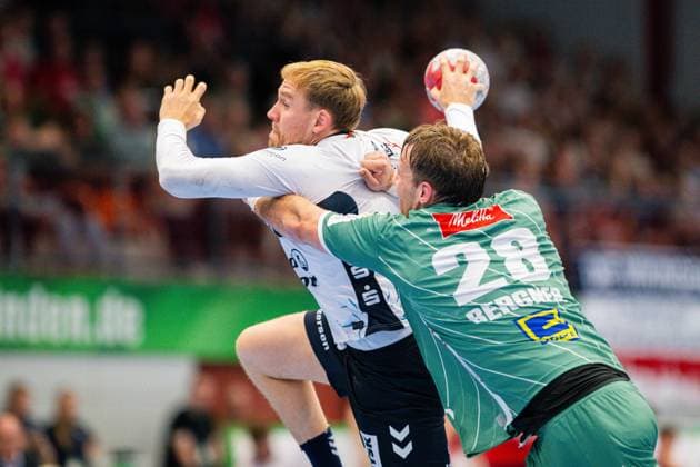 08.09.2025 - Handball, 2025 2026, 1. Bundesliga, 3. Spieltag, GWD Minden - SG Flensburg-Handewitt: (L-R) Simon Pytlick (Flensburg), Tom Bergner (Minden)