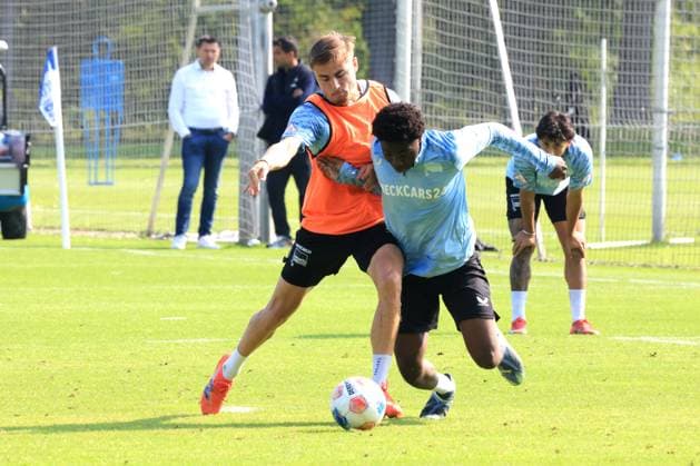 DEU, DFL, 2. FBL Hertha BSC, Training, 09.09.2025, Sportforum, Berlin, DEU, DFL, 2. FBL Hertha BSC, Training, im Bild Marten Winkler (Hertha BSC Berlin 22), Boris Lum (Hertha BSC Berlin 21) DFL - regulations prohibit any use of Photographs as image sequences and or quasi-video