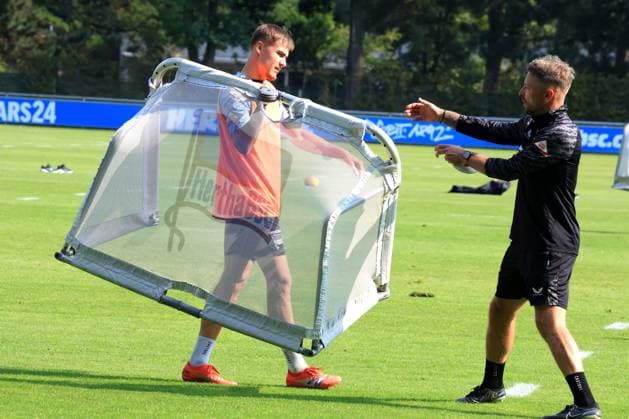 DEU, DFL, 2. FBL Hertha BSC, Training, 09.09.2025, Sportforum, Berlin, DEU, DFL, 2. FBL Hertha BSC, Training, im Bild Marten Winkler (Hertha BSC Berlin 22), Co-Trainer Patrick Ebert (Hertha BSC Berlin) DFL - regulations prohibit any use of Photographs as image sequences and or quasi-video
