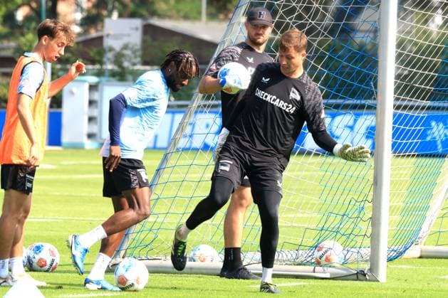 DEU, DFL, 2. FBL Hertha BSC, Training, 09.09.2025, Sportforum, Berlin, DEU, DFL, 2. FBL Hertha BSC, Training, im Bild Tjark Ernst (Hertha BSC Berlin 1), Deyovaisio Zeefuik (Hertha BSC Berlin 42) DFL - regulations prohibit any use of Photographs as image sequences and or quasi-video