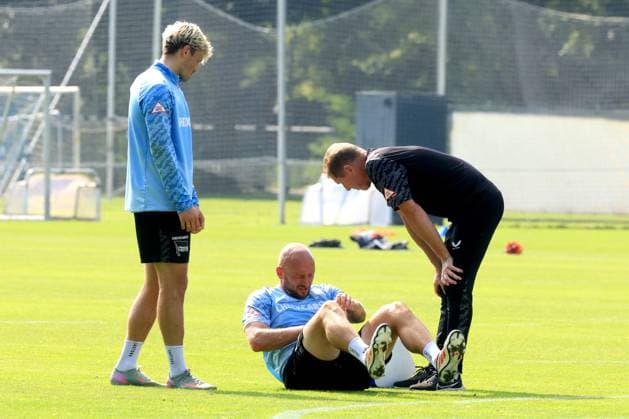 DEU, DFL, 2. FBL Hertha BSC, Training, 09.09.2025, Sportforum, Berlin, DEU, DFL, 2. FBL Hertha BSC, Training, im Bild Toni Leistner (Hertha BSC Berlin 37), Dawid Kownacki (Hertha BSC Berlin 9), Juergen Lange (Therapeut Hertha BSC) DFL - regulations prohibit any use of Photographs as image sequences and or quasi-video