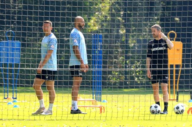 DEU, DFL, 2. FBL Hertha BSC, Training, 09.09.2025, Sportforum, Berlin, DEU, DFL, 2. FBL Hertha BSC, Training, im Bild Paul Seguin (Hertha BSC Berlin 30), John Anthony Brooks (Hertha BSC Berlin 25), Fitnesstrainer Hendrik Vieth (Hertha BSC) DFL - regulations prohibit any use of Photographs as image sequences and or quasi-video