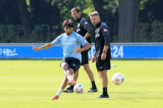 DEU, DFL, 2. FBL Hertha BSC, Training, 09.09.2025, Sportforum, Berlin, DEU, DFL, 2. FBL Hertha BSC, Training, im Bild Kevin Sessa (Hertha BSC Berlin 8), Co-Trainer Andre Mijatovic (Hertha BSC Berlin), Co-Trainer Patrick Ebert (Hertha BSC Berlin) DFL - regulations prohibit any use of Photographs as image sequences and or quasi-video