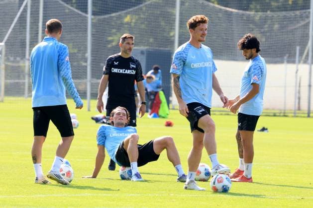 DEU, DFL, 2. FBL Hertha BSC, Training, 09.09.2025, Sportforum, Berlin, DEU, DFL, 2. FBL Hertha BSC, Training, im Bild Fabian Reese (Hertha BSC Berlin 11), Michael Cuisance (Hertha BSC Berlin 10), Sebastian Groenning (Hertha BSC Berlin 17), Kevin Sessa (Hertha BSC Berlin 8), Cheftrainer Stefan Leitl (Hertha BSC Berlin) DFL - regulations prohibit any use of Photographs as image sequences and or quasi-video
