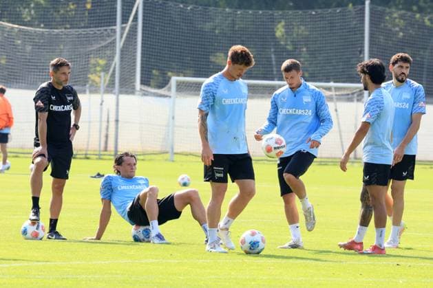 DEU, DFL, 2. FBL Hertha BSC, Training, 09.09.2025, Sportforum, Berlin, DEU, DFL, 2. FBL Hertha BSC, Training, im Bild Fabian Reese (Hertha BSC Berlin 11), Cheftrainer Stefan Leitl (Hertha BSC Berlin), Sebastian Groenning (Hertha BSC Berlin 17), Michael Cuisance (Hertha BSC Berlin 10) DFL - regulations prohibit any use of Photographs as image sequences and or quasi-video