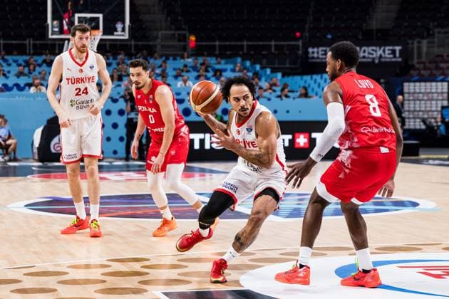 FIBA EuroBasket 2025: Türkei - Polen; 09.09.2025 Shane Larkin (Türkei, 0) am Ball, Jordan Loyd (Polen, 8) FIBA EuroBasket 2025: Türkei - Polen; Riga, Arena Riga am 09.09.2025 Copyright: xBEAUTIFULxSPORTS Wunderlx