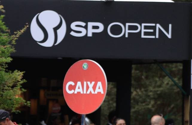 WTA, Tennis Damen 250 SP OPEN SaO PAULO, SP - 09.09.2025: WTA 250 SP OPEN - The first edition of the SP Open, a WTA 250 series tournament played on hard courts, is taking place at Villa-Lobos Park in the west of Sao Paulo. The event marks Sao Paulo& 39;s return to the official WTA calendar after 25 years and has been Brazil& 39;s largest women& 39;s tournament since 2016. In addition to the sporting events, there are 32 players in the singles and 16 doubles. In the photo, people shop at the event& 39;s food court, which is characterized by high prices, especially for alcoholic beverages. (Photo: Aloisio Mauricio Fotoarena) x2803571x  AloisioxMauricio