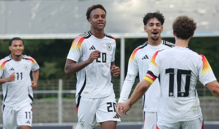 Reutlingen , Fußball Länderspiel U20 Deutschland vs. U20 Italien , Jubel Deutschland nach dem Tor zum 1 : 0 , von links: Assan Ouedraogo Laurin Ulrich