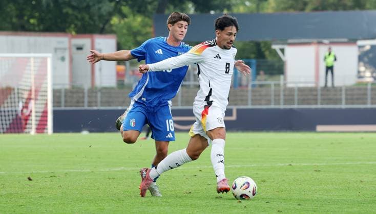 Reutlingen , Fußball Länderspiel U20 Deutschland vs. U20 Italien , von links: Mattia Liberali ( ITA ) Laurin Ulrich ( GER )