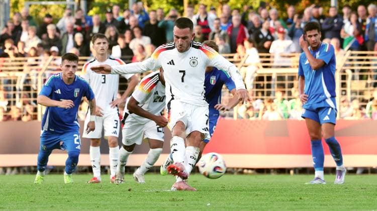 Reutlingen , Fußball Länderspiel U20 Deutschland vs. U20 Italien , Tor zum 3 : 0 , Arijon Ibrahimovic ( GER ) verwandelt einen Elfmeer